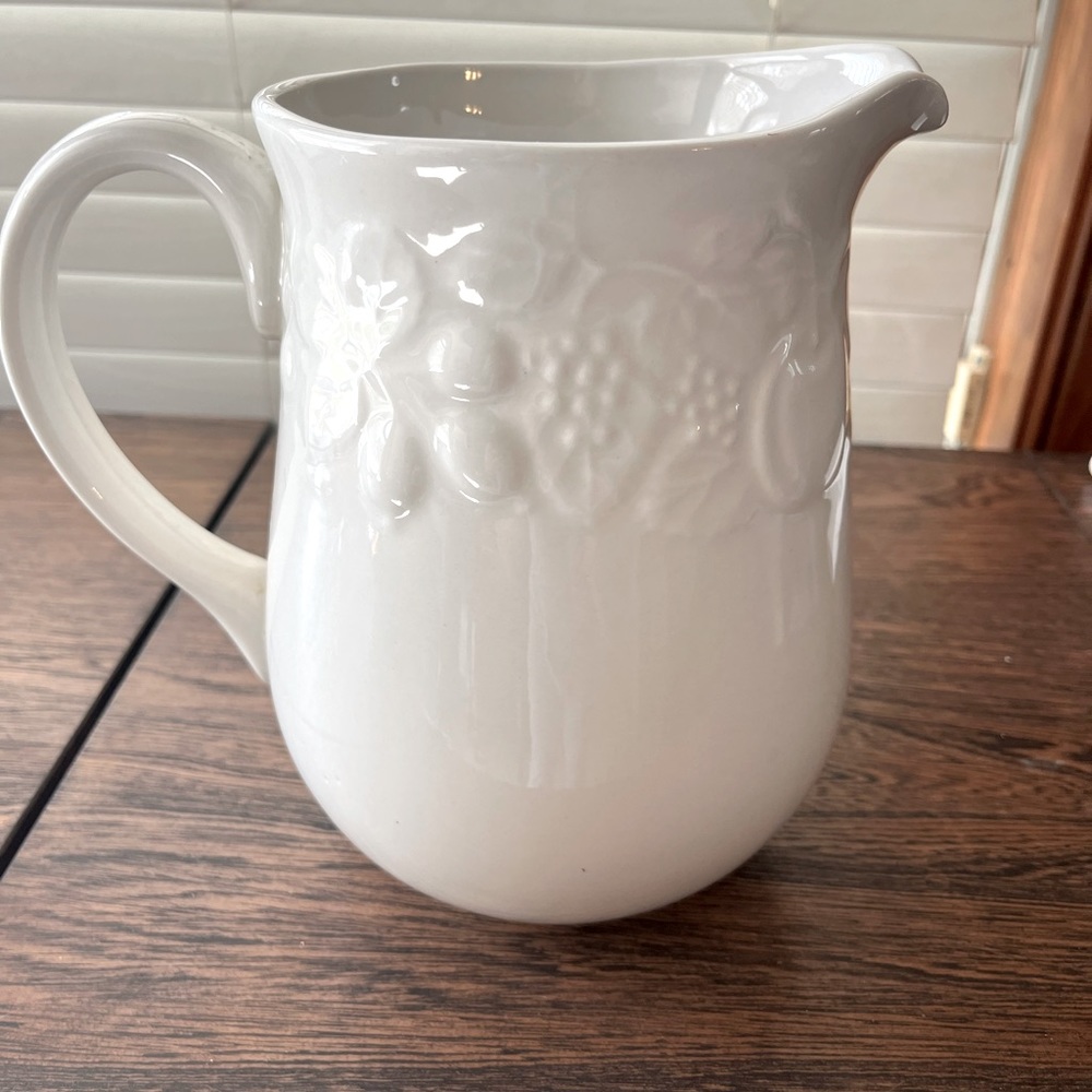 Gibson Housewares 64 oz pitcher.